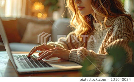 在家工作的女性的高解析度照片 | 兼職、遠距工作、筆記型電腦 在家工作的女性的高解析度照片 | 兼職、遠距工作、筆記型電腦 131640024