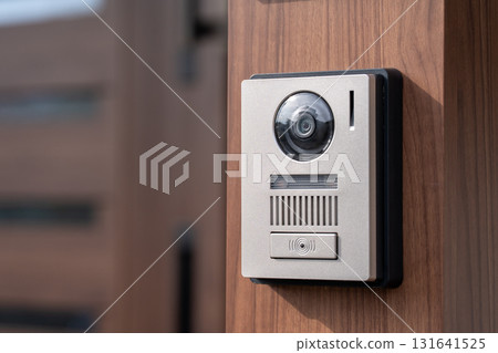 帶有監視器的對講機安裝在木門柱上 131641525