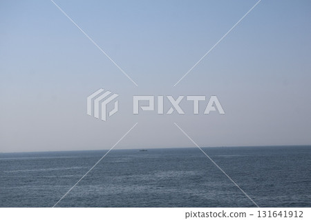 藍色大海、船隻、地平線和藍天的風景 131641912