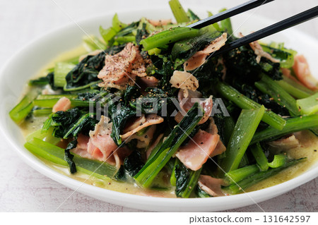 Komatsuna和培根的炒菜 Komatsuna和培根的炒菜 131642597