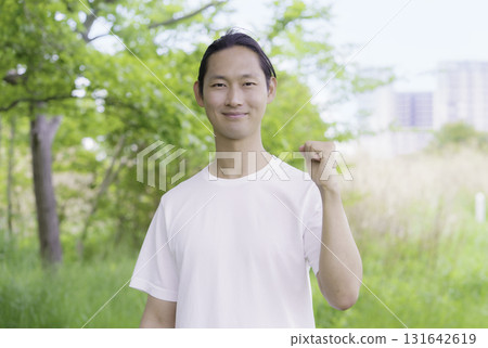 一名年輕男子在公園擺姿勢的肖像 131642619