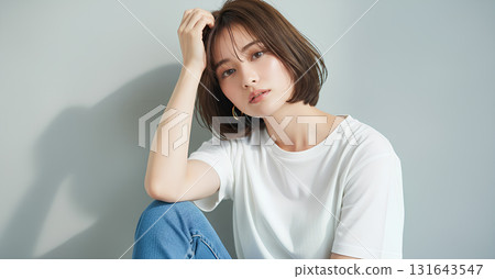 身穿白色 T 恤和牛仔褲的鮑伯髮型女性肖像 131643547