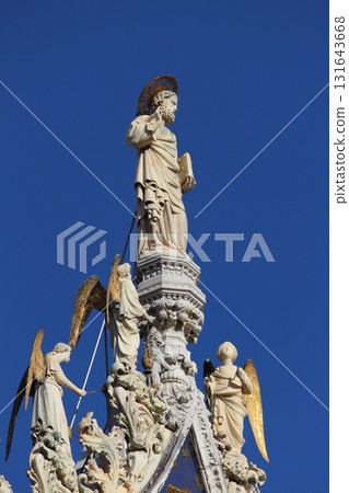 義大利威尼斯聖馬可大教堂正面的雕塑 131643668