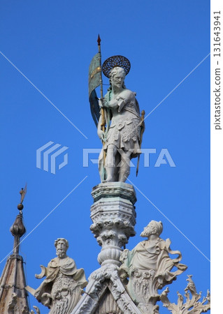 義大利威尼斯聖馬可大教堂正面的雕塑 131643941