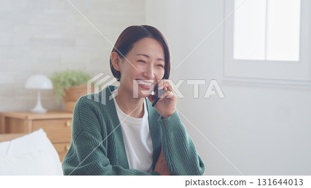 女人在做電話 131644013