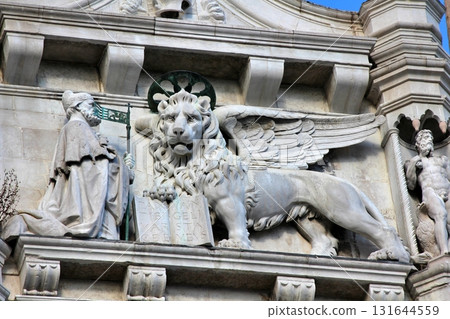 義大利威尼斯總督宮正面的雕塑 131644559