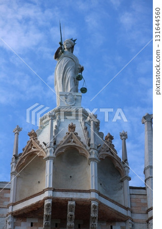 義大利威尼斯總督宮正面的雕塑 131644560