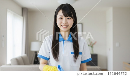 提供日常和定期清潔服務的女性清潔人員房屋清潔 131644752