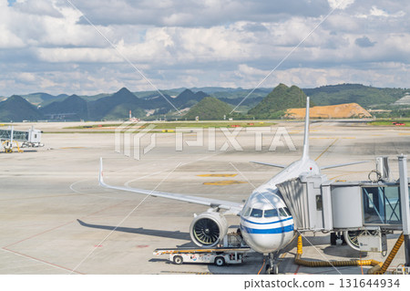機場停機坪和停靠在廊橋上的客機 131644934