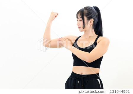 酷酷的女人在鍛煉，鍛鍊二頭肌，進行肌肉訓練，運動胸罩，白色背景，短款 131644991