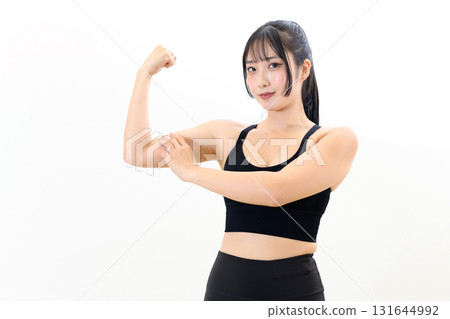 酷酷的女人鍛煉，鍛鍊二頭肌，肌肉訓練女孩，運動胸罩，白色背景 131644992