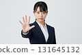 一位穿著西裝的女士將右手向前舉起 131645132