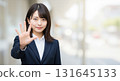 一位穿著西裝的女士將右手向前舉起 131645133