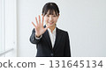 一位穿著西裝的女士將右手向前舉起 131645134