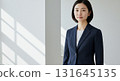 穿西裝的年輕女子 131645135