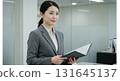 有文件的微笑的女商人 131645137