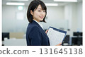 有文件的微笑的女商人 131645138
