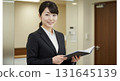 有文件的微笑的女商人 131645139
