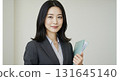 有文件的微笑的女商人 131645140
