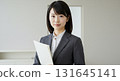 有文件的微笑的女商人 131645141
