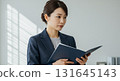 看文件的女商人 131645143