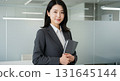 有文件的微笑的女商人 131645144