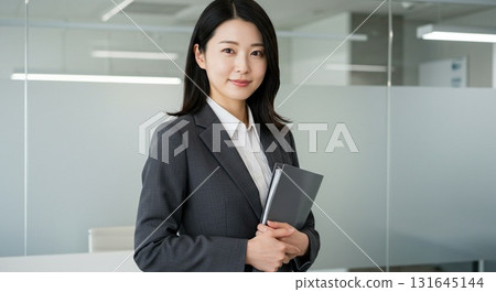 有文件的微笑的女商人 131645144