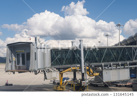 現代機場航廈廊橋景觀 131645145