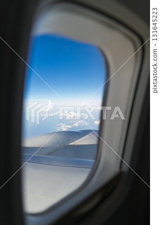 飛機舷窗外的雲海與藍天 131645223