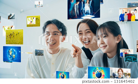 家長和孩子觀看影片內容 131645402