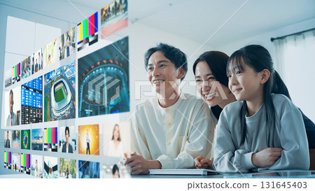 家長和孩子觀看影片內容 131645403