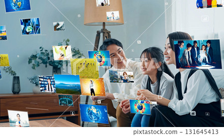 家人觀看影片內容 131645413