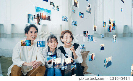 家人觀看影片內容 家人觀看影片內容 131645414