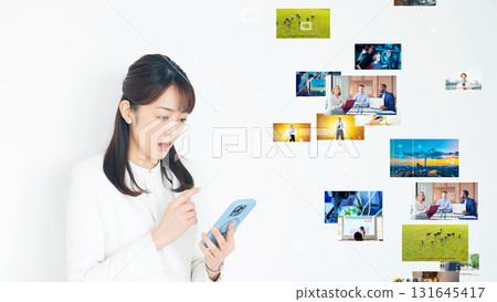 一位在查看智慧型手機和影片內容時感到憂心忡忡的女性 131645417