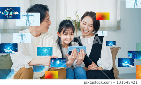 父母和孩子在智慧型手機上觀看影片內容 父母和孩子在智慧型手機上觀看影片內容 131645421