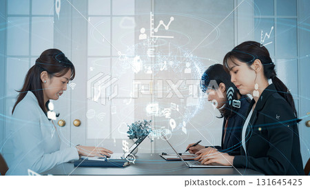 在辦公室和通信網絡工作的人 131645425