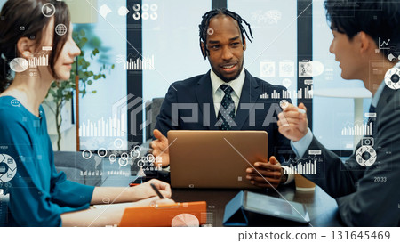 跨國商人小組在辦公室開會和統計數據 131645469