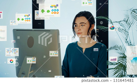 一位女士在辦公室使用計算機和數位文檔 131645481