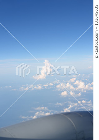 飛機舷窗外的雲海與藍天 131645635