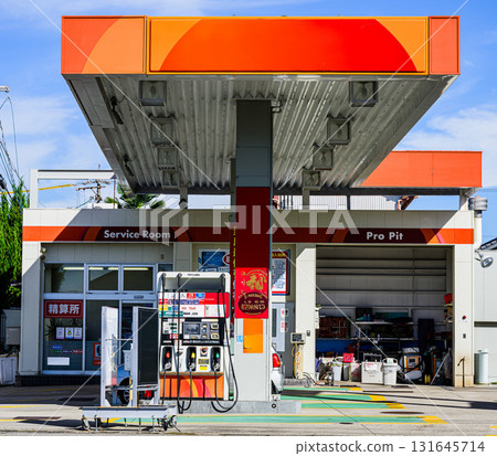 日本加油站全景 | 設有服務室和維修坑的城市加油站 131645714