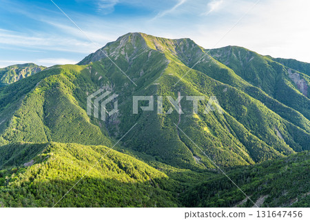 從南阿爾卑斯山的南山眺望南阿爾卑斯山的聖山（前聖山、奧聖山）。聖山正在攀登南阿爾卑斯山。 131647456