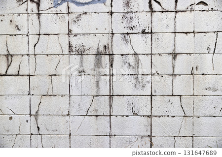 破裂的砌塊牆 131647689