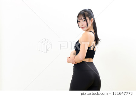 酷酷的女人鍛煉，側胸，肌肉訓練女孩，運動胸罩，白色背景 131647773