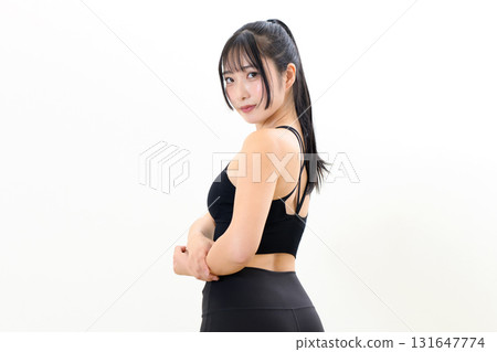 訓練中的酷女人，側胸，肌肉訓練女孩，運動胸罩，白色背景，修剪整齊 131647774