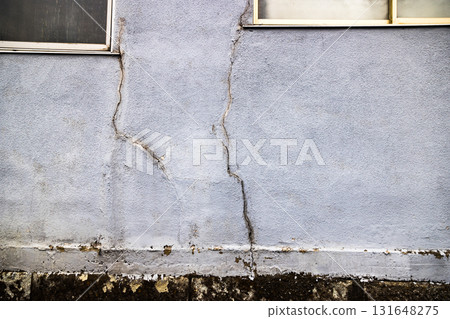 Defective house: cracks in exterior walls 131648275