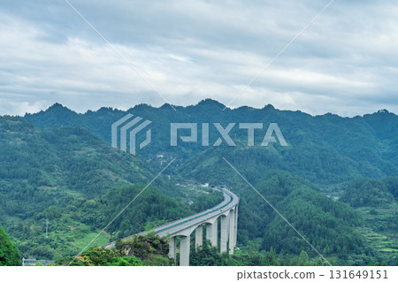 綠色山谷中的高速公路橋 131649151