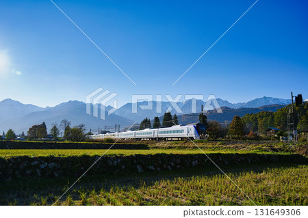 秋天的白馬山脈中，梓特快列車緩緩駛過 131649306