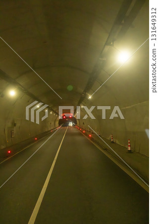 隧道內的行車視角 隧道內的行車視角 131649312