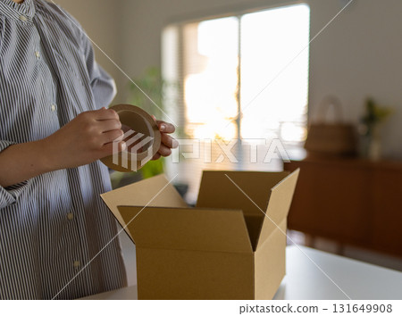 Cardboard box and ladies Cardboard box and ladies 131649908