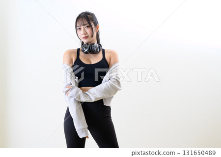 身材好、節食、肌肉訓練、運動胸罩、白色背景、露肩的酷女人 131650489